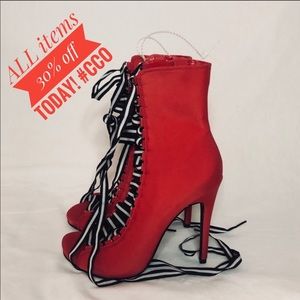 NEVER WORN Steve Madden Lace Up Booties